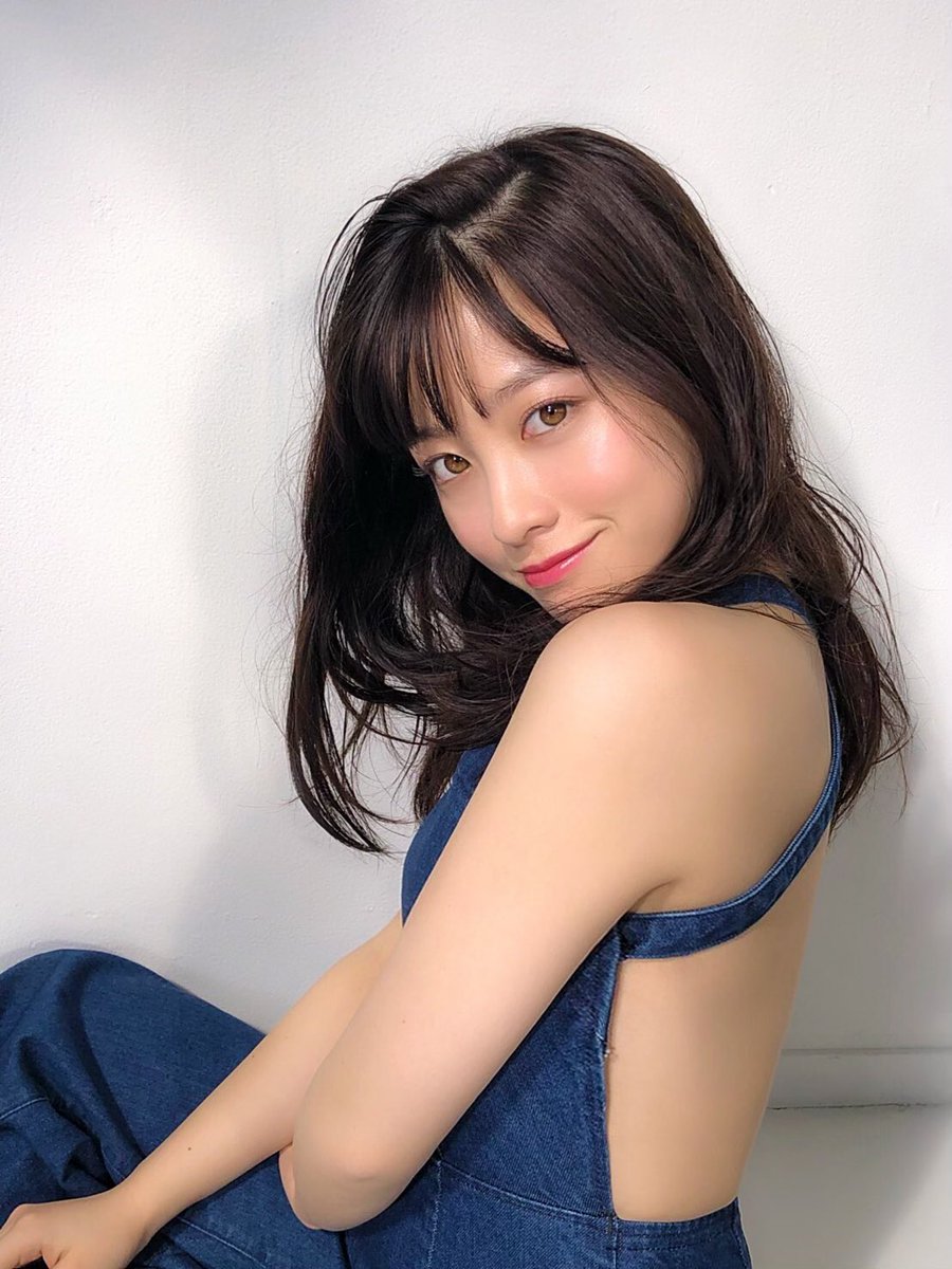 大胆でセクシーな背中 圧倒的な透明感で魅せる 橋本環奈 艶っぽい魅力が満載の撮影オフショットを披露 ニコニコニュース