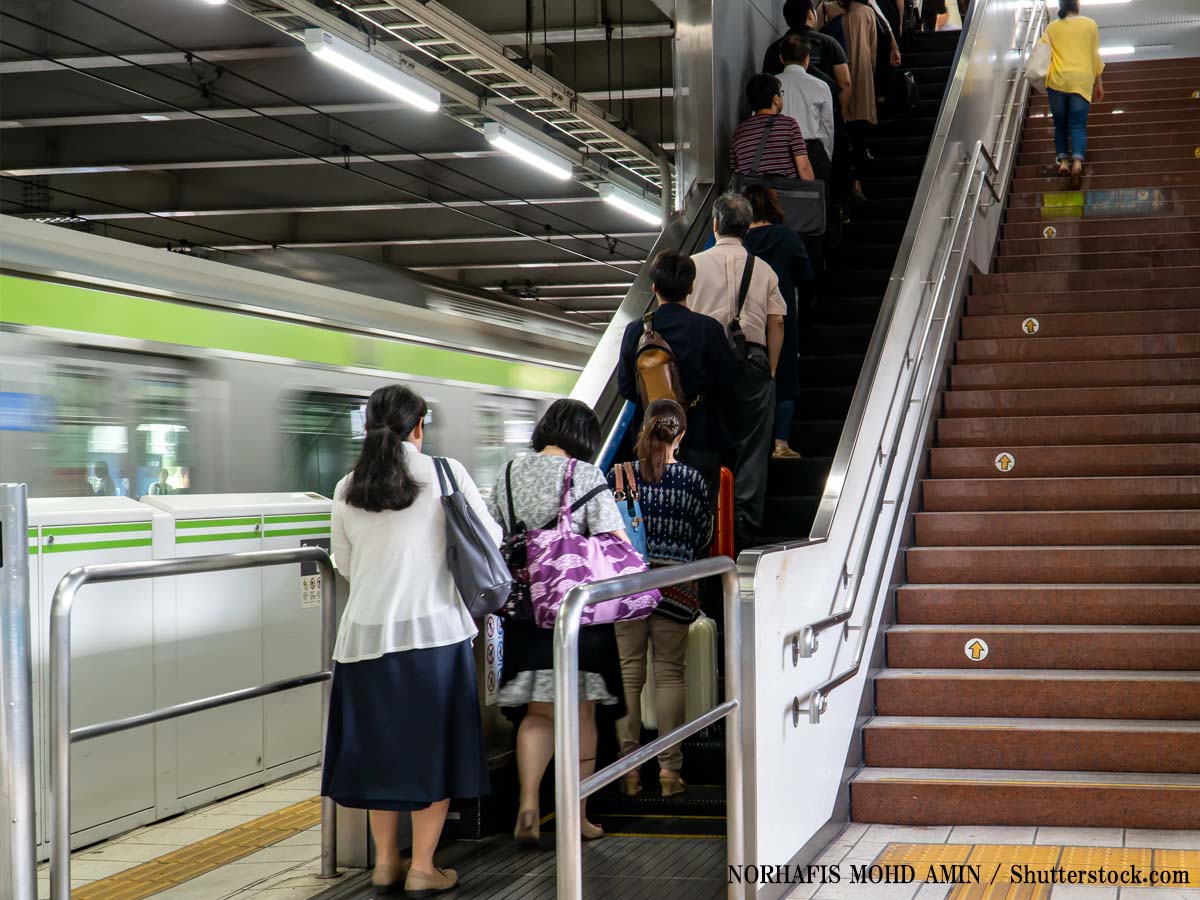 エスカレーターを空けない人 を見てハッとした 付けていたキーホルダーに これいい の声 ニコニコニュース