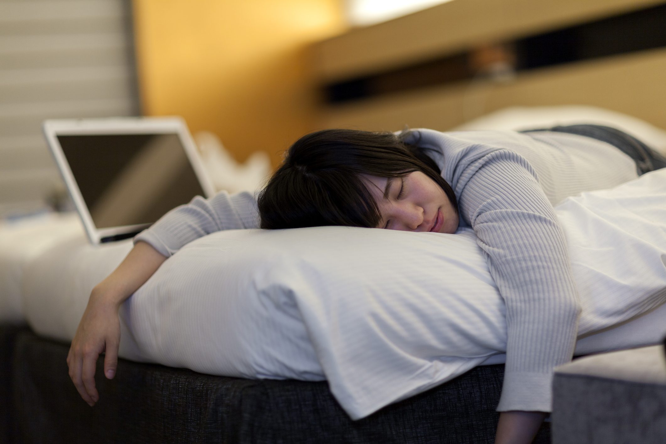 酔った勢いでそのまま眠ってしまった彼女 彼氏が見せた優しい気遣いに称賛の嵐 ニコニコニュース