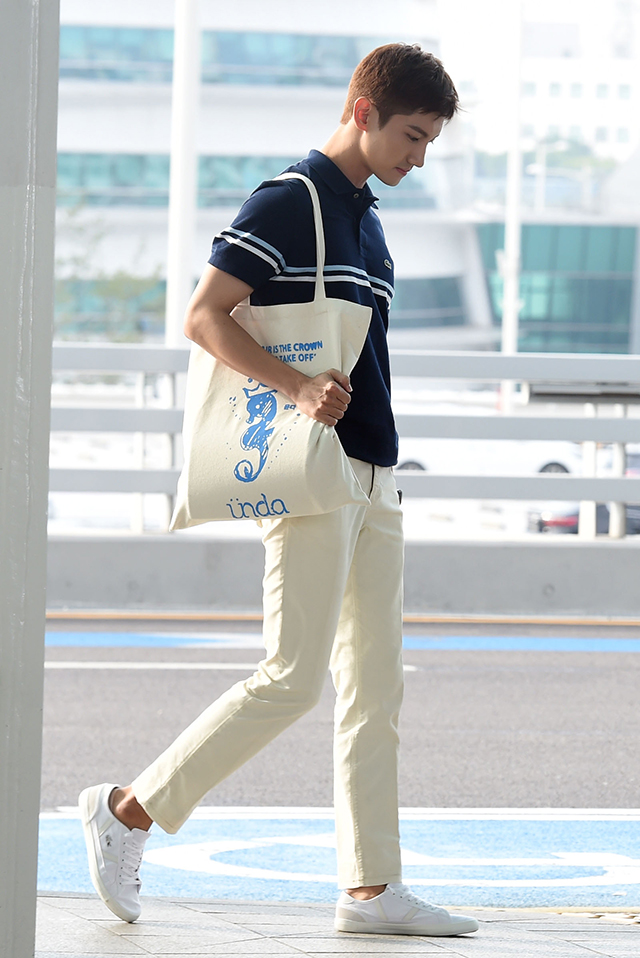 東方神起 チャンミンが夏にぴったりな空港ファッション ニコニコニュース