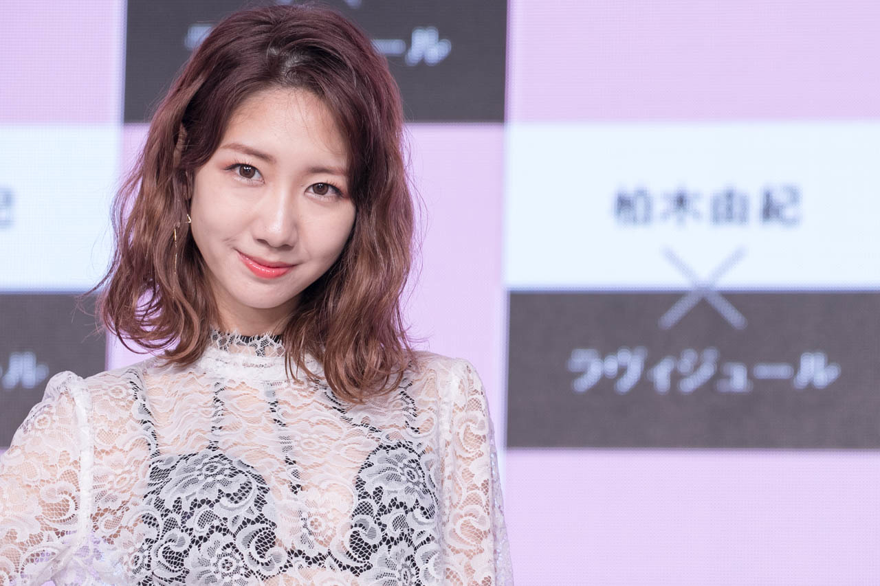 Akb48 柏木由紀 スタイル抜群な 秋らしいワンピース ショット披露 大人っぽくて可愛い あいどるニュース
