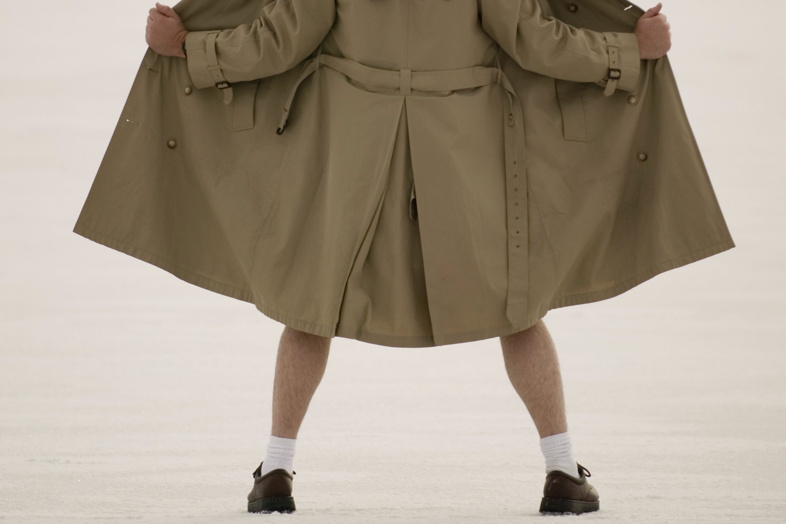 У него есть плащ. Человек в пальто. Черный плащ дисней. Извращенец в плаще. Эксгибиционист в плаще.