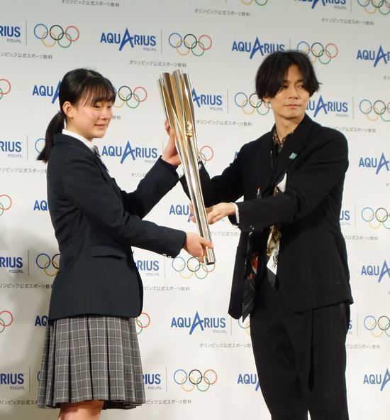 ALEXANDROSがエール、東京2020聖火ランナーの女子中学生10人を ...