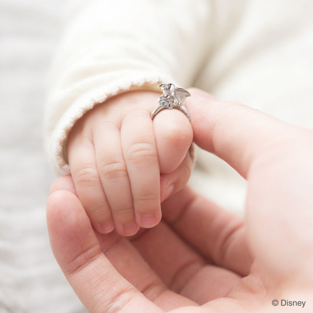 赤ちゃんの指にダンボ 記念 お守りになる ディズニーベビージュエリー 新作 ニコニコニュース