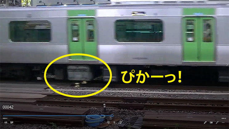 床下から線路にむけて白い光 山手線 E235系 線路モニタリング装置 作動中をキャッチ 有楽町付近内回り ニコニコニュース