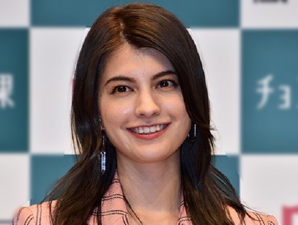 マギー 胸元チラ見え 藤田ニコルとのプリクラが話題 神コンビ セクシー ニコニコニュース