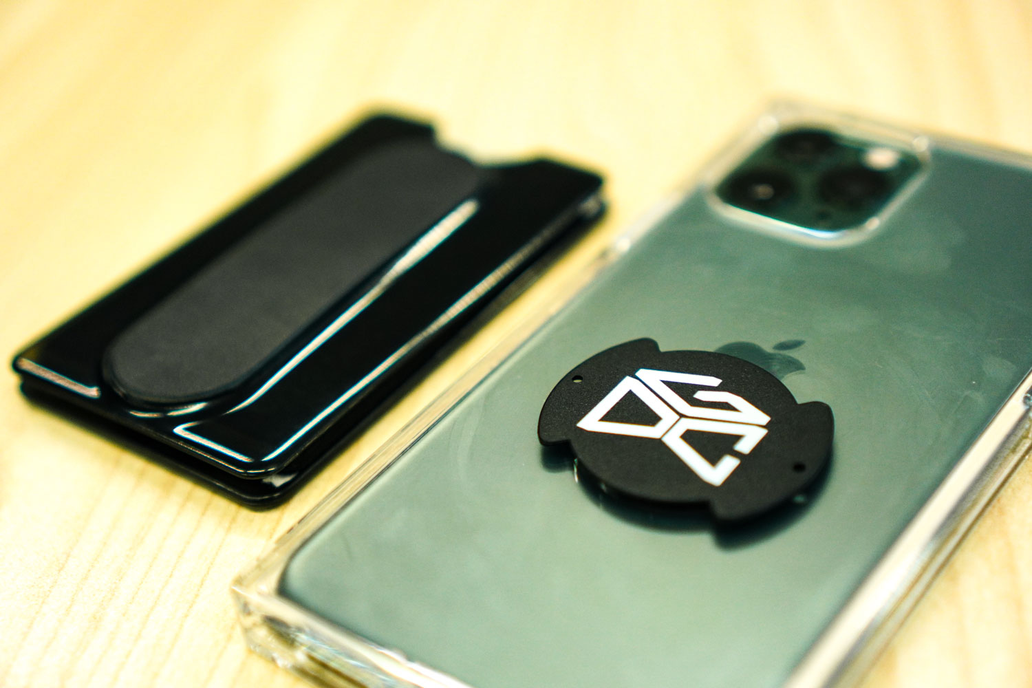 欲しい機能をアドオン 収納 グリップ搭載のスマホアクセサリー ニコニコニュース