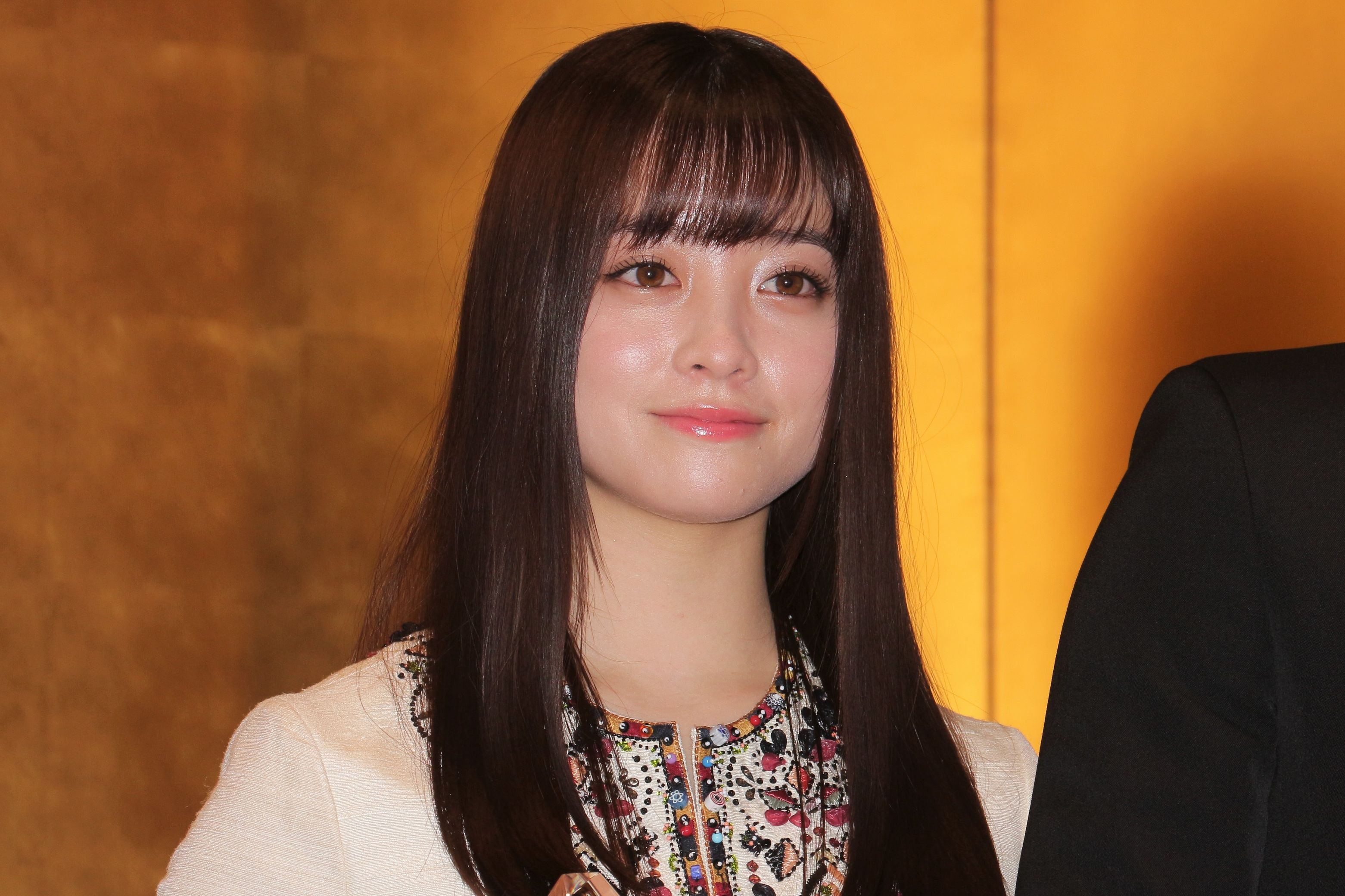橋本環奈 谷間チラリのオフショットにファン大興奮 セクシー ニコニコニュース
